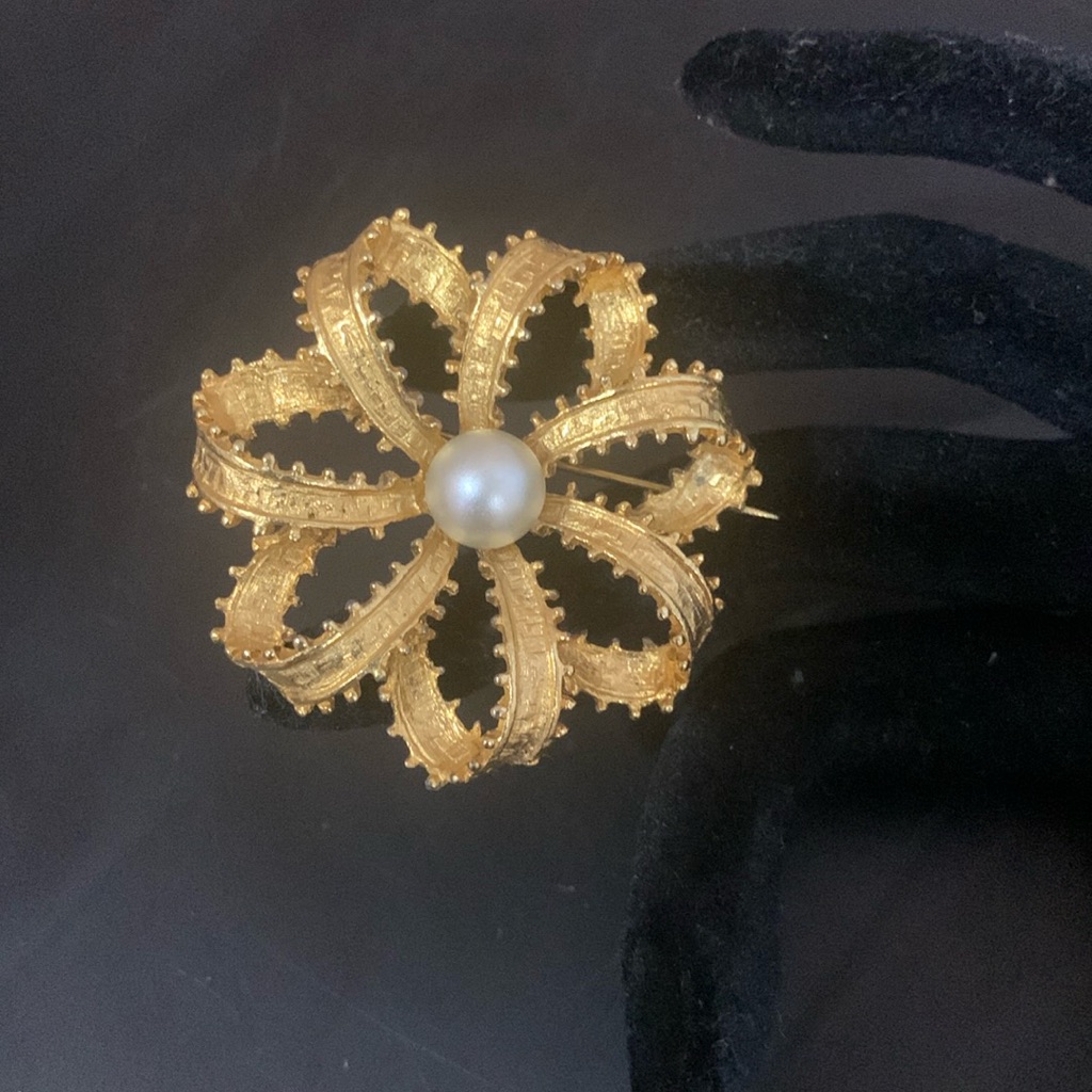 Vintage Signed Coro Gold Tone With Simulated Pearl Flower Pin Brooch 25$